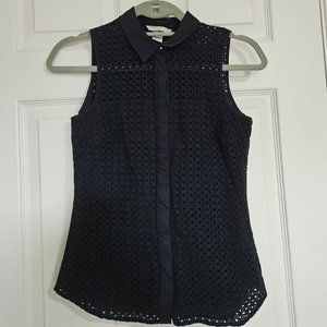 Eyelet lace collared sleeveless  button-down blouse